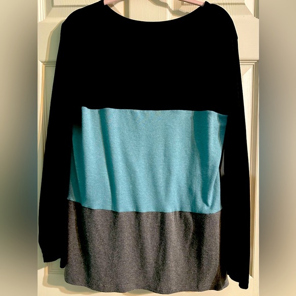 2XL Women’s Long Sleeve blouse with tie knot in front. - Picture 2 of 2